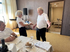 Predsednik ob prevzemanju darila za 20
let vodenja kluba.